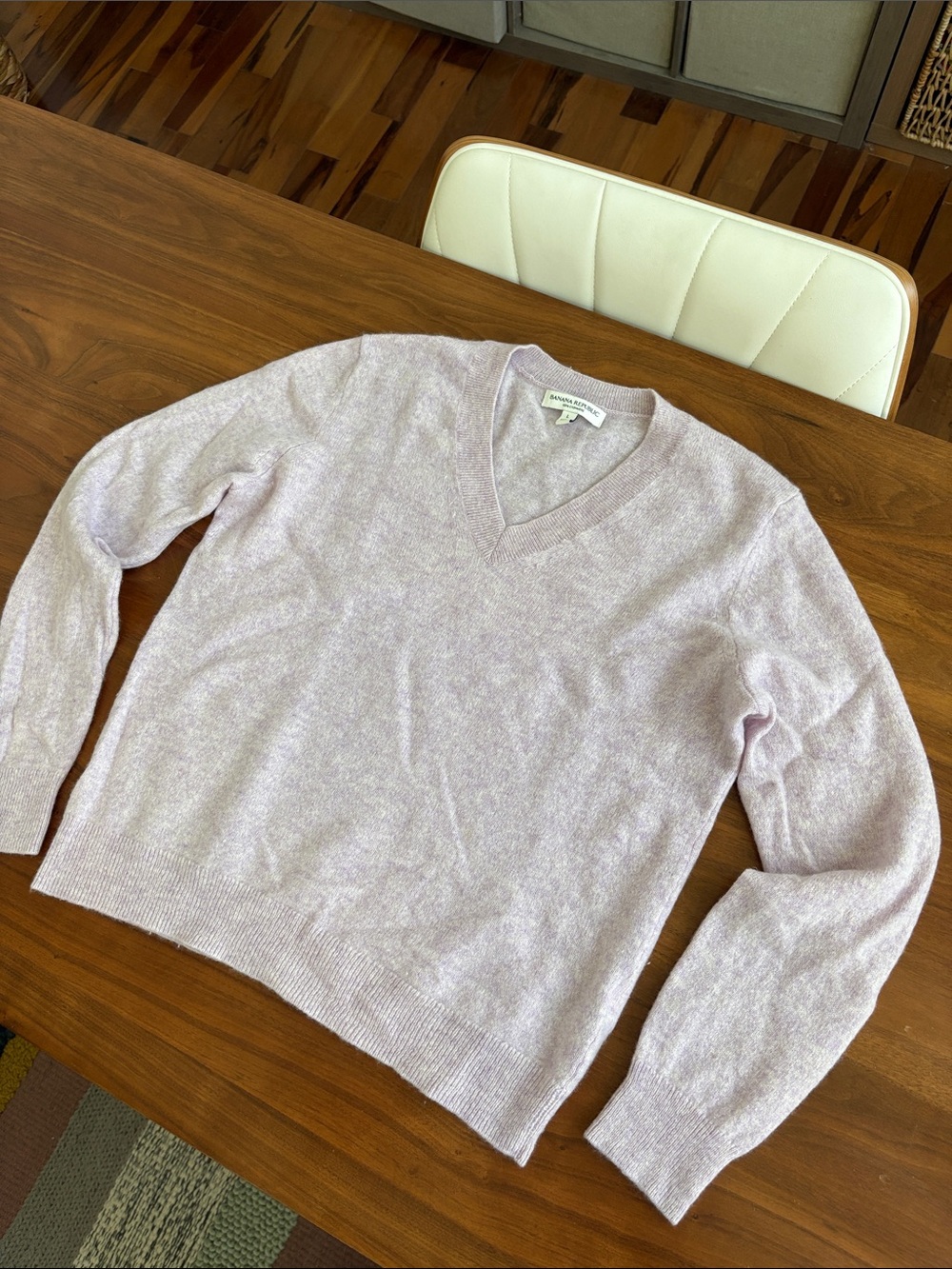 Banana Republic LIGHTWEIGHT CASHMERE V-NECK SWEATER Size Large - Picture 4 of 7